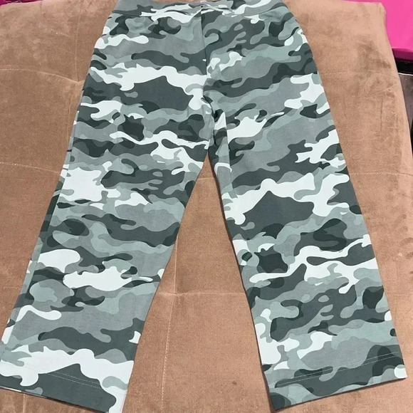 Lands End Camo Capris A6 - Picture 2 of 3